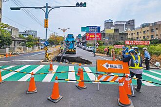 湖口成功路坑洞 疑台電工程導致