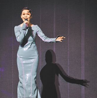 周蕙高歌秀S曲線 驚嚷衣服爆開了