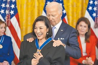 楊紫瓊獲殊榮 拜登授勳口誤好尷尬