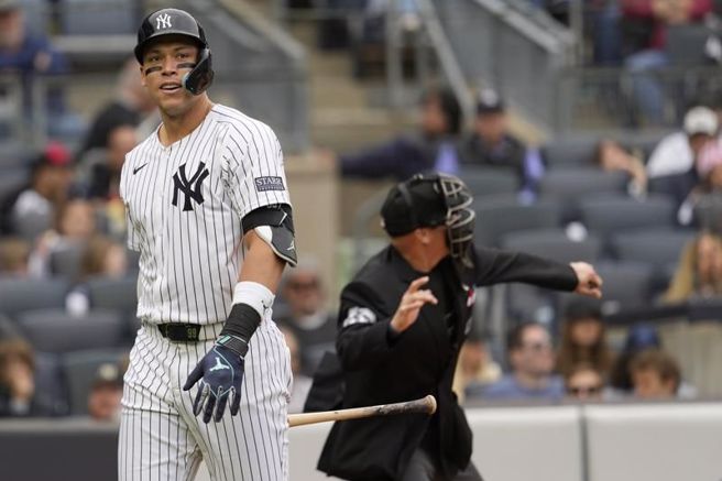 洋基贾吉(左)走回板凳区时忽然遭主审驱逐。（美联社）