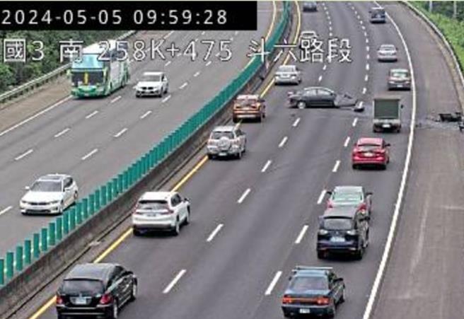 國道3號南下258公里接近斗六交流道附近，9點51分發生1輛自小客車爆胎自撞護欄，造成車內2大人、2小孩受傷。（周麗蘭翻攝）