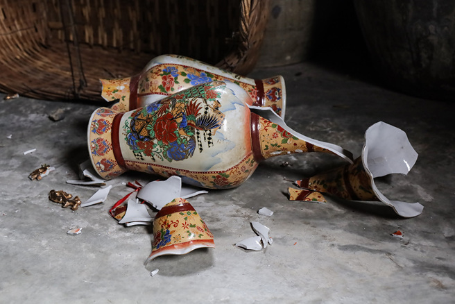 女童不慎将价值约新台币52万元的花瓶摔破，没想到博物馆竟然霸气喊免赔。(图:shutterstock/达志)