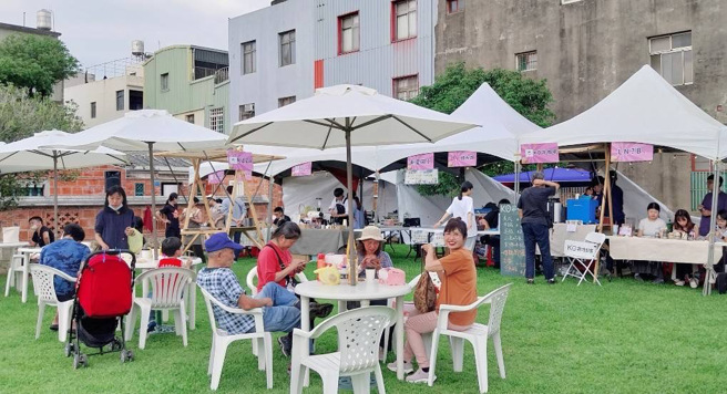 玄大「好玄学园祭-大手牵小手」现场摊位与参与民眾。(照片/玄奘大学提供)
