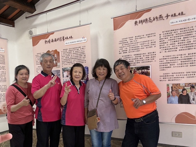 展览访谈主角社区妈们在「新埔 新新女声特展」前合影。(照片/玄奘大学提供)