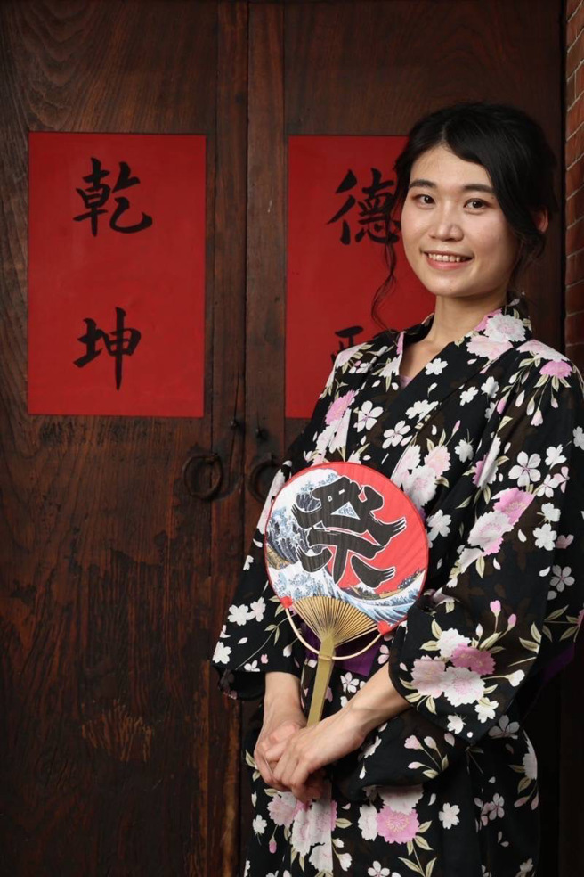 苏金子小姐穿着传统中式旗袍、刘轩如小姐穿着玄大应日系浴衣，在百年古宅潘屋留下最美丽又有特色。(照片/玄奘大学提供)