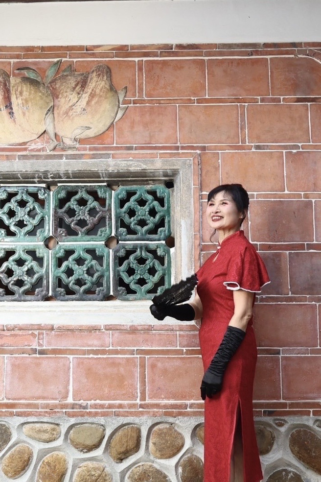 苏金子小姐穿着传统中式旗袍、刘轩如小姐穿着玄大应日系浴衣，在百年古宅潘屋留下最美丽又有特色。(照片/玄奘大学提供)