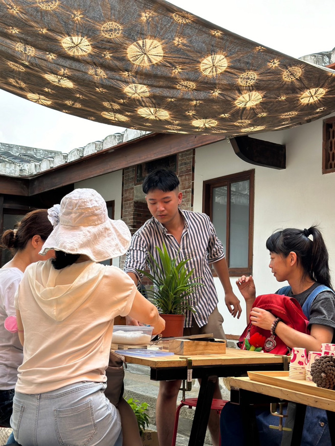 园艺师洪杰恺「妈妈下午茶及香草体验」活动邀请民眾来场疗癒午茶。(照片/玄奘大学提供)