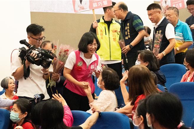 民进党立委苏巧慧与民眾党立委黄国昌，今分别在树林、芦洲举办母亲节活动，被问到是否有与潜在对手黄国昌较劲意味？苏巧慧表示，如有人愿意认真对待新北市民，解决新北事物都是好事，这不分党派。（陈慰慈摄）