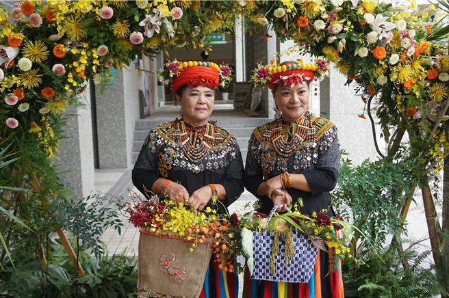 王秀琴（左）與洪婉凌（右）婆媳分別成為世界展望會的寄養家庭，同獲模範母親表揚。（羅琦文攝）