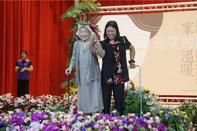 97歲邱鍾玉銘（左）是屏東最年長的模範母親，帶領花藝走秀。（羅琦文攝）