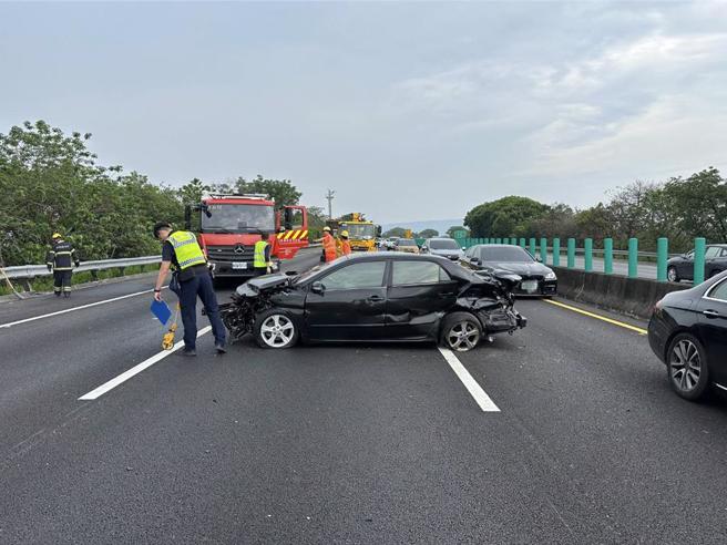 國道公路警察局第八公路警察大隊前往處里及救援。（國道警察提供）