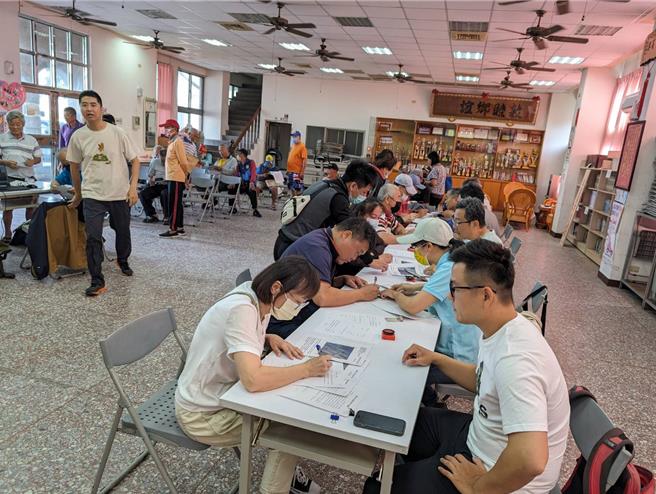 輔導民眾填寫申請書件。（林業保育署新竹分署提供／李京昇苗栗傳真）