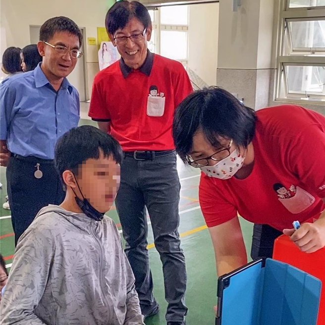 新竹家扶中心日前在上馆国小举办「全民儿保特攻队」，学生透过AR滤镜体验，进行网路识诈实测。（新竹家扶中心提供／罗浚滨新竹传真）