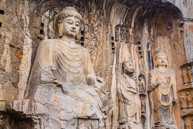 大陸一名遊客看到龍門石窟的大佛時，因為過度驚嘆，導致下巴脫臼 。(圖:shutterstock/達志)