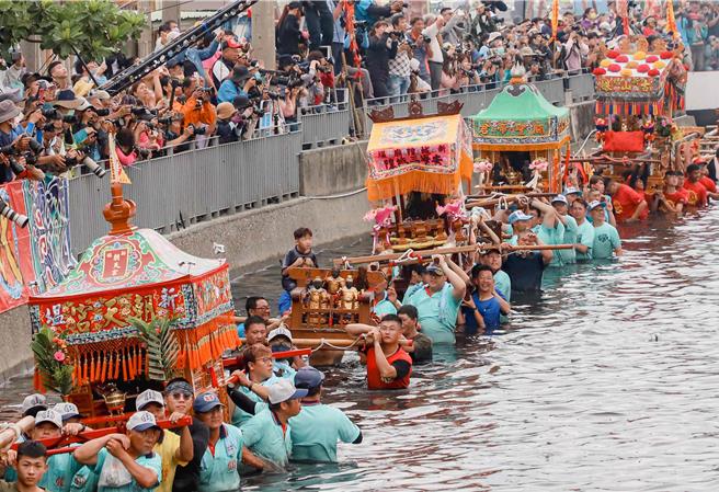 在眾人吆喝声中，神轿陆续下水，遶行水域迎无形客王上岸做客。（吕妍庭摄）