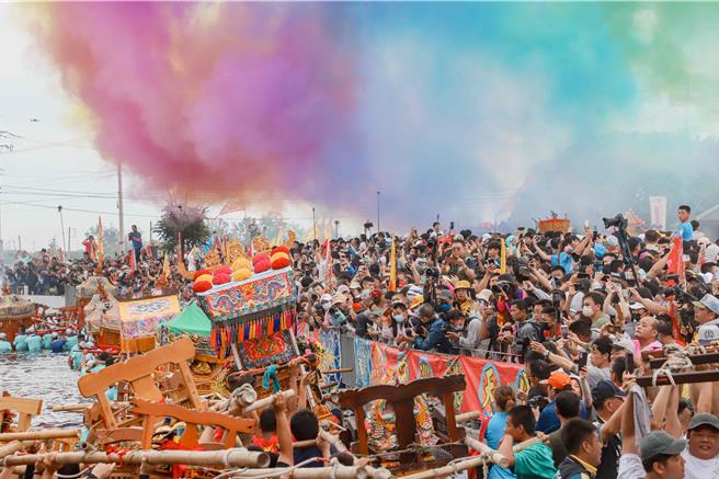 嘉义县布袋镇新塭嘉应庙5日举办一年一度「衝水路、迎客王」祭典，适逢假日，今年参与盛事民眾更多，王船码头挤得水泄不通。（吕妍庭摄）