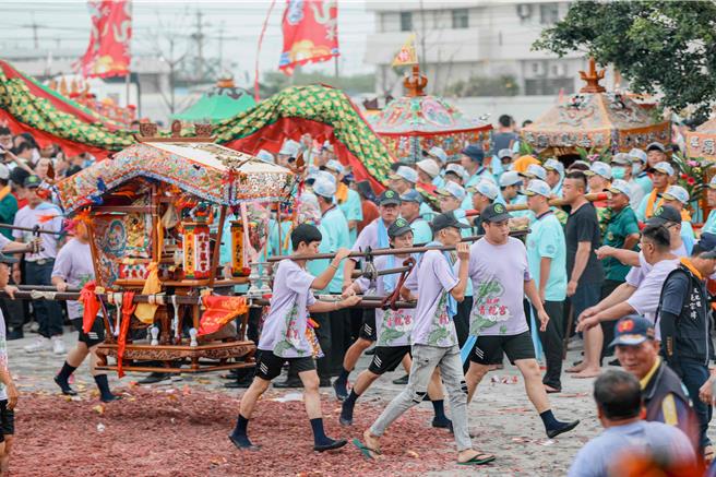 嘉义县布袋镇新塭嘉应庙5日举办一年一度「衝水路、迎客王」祭典，现场热闹滚滚。（吕妍庭摄）