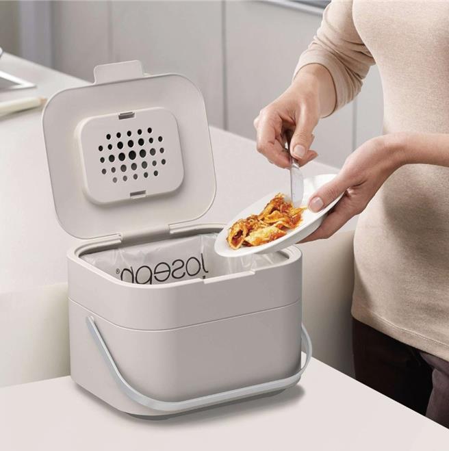 Global Mall新北中和店推Beutii「Joseph Joseph 智慧除臭厨余桶」，原价2190元、优惠价1533元。（Global Mall提供／朱世凯台北传真）