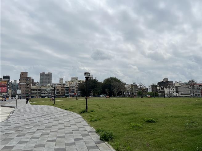 市议员林彦甫指出，新竹市公园、绿地认养率过低，盼增加诱因提高认养率，减轻市府工务负担。（王惠慧摄）