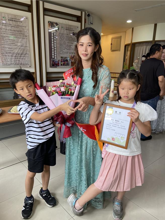 31岁叶映妤（中）与先生离异后，带着龙凤胎子女独自生活，积极陪伴孩子们早疗，从不喊累乐观看待人生。（吴佩蓉摄）