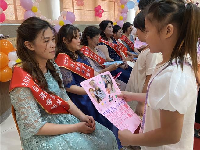 叶映妤（左）看着女儿念着亲手做的卡片，童顏童语可爱模样，不禁让她感动到眼眶泛泪光。（吴佩蓉摄）