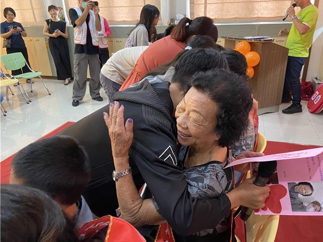 李家杰念完亲手做的卡片后，紧紧抱住阿嬷以表谢意。（吴佩蓉摄）