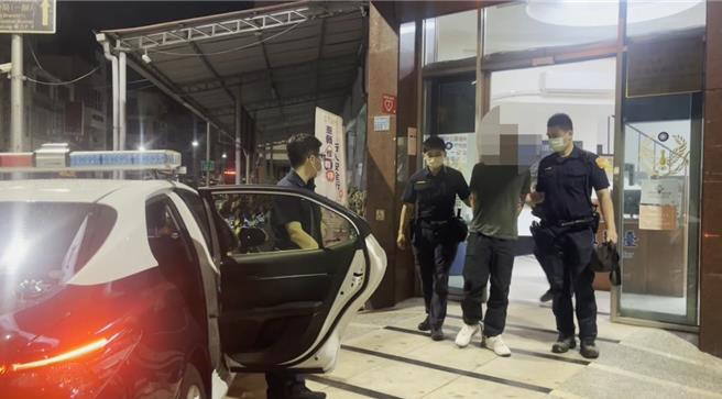 高雄一輛黑色廂型車駕駛闖紅燈遭警攔查，駕駛假意配合後拔腿狂奔400米仍遭逮，原來是失聯移工移送偵辦。（警方提供／任義宇高雄傳真）