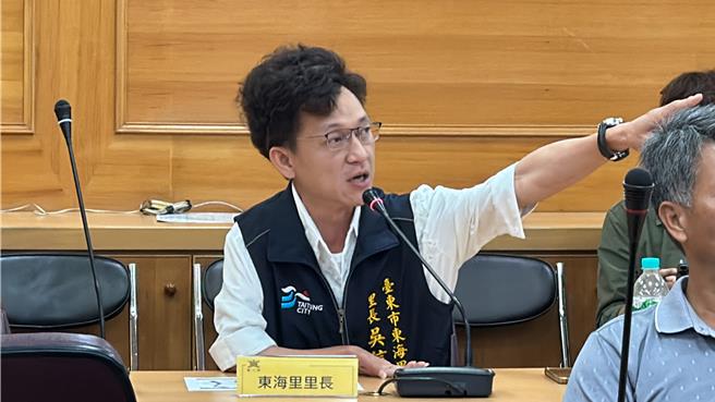 东海里长吴信亿强调，车流量增加且没有配套的情形下，势必衝击民眾生活。（蔡旻妤摄）