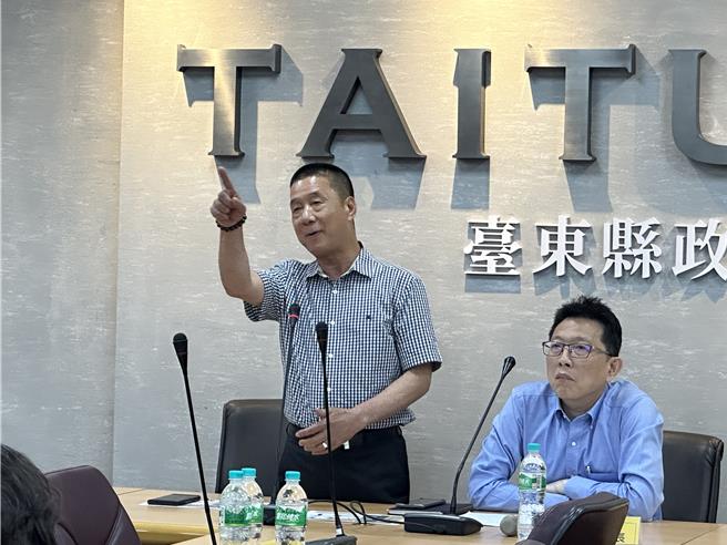 台东县议员张国洲（左）、台东县府交观处长卜敏正（右）。（蔡旻妤摄）