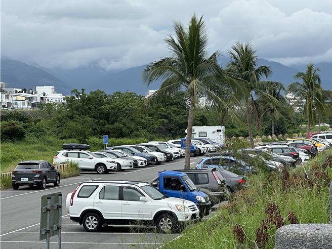 台东县府在太平溪堤外增设停车场，增加停车空间。（蔡旻妤摄）