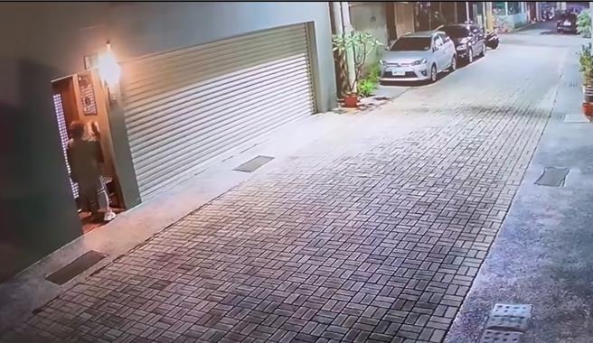 台南市一家販售蕨類植栽的店家男老闆遭女客跟騷3年，日前在臉書粉專上公布女客到男方家門口貼字條畫面對外求助。（擷自蕨的想買就買臉書粉絲頁／程炳璋台南傳真）