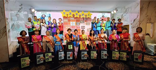 母亲节前夕，彰化县在今天表扬38位模范母亲，县长王惠美称讚获奖的所有妈妈们不分职业、不论出身都非常伟大。（叶静美摄）