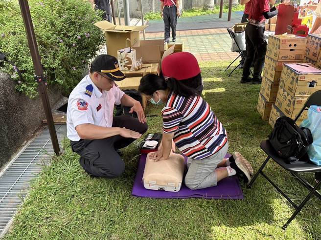 母亲节感恩活动，消防局教导正确防灾知识及技能。（图／消防局提供）