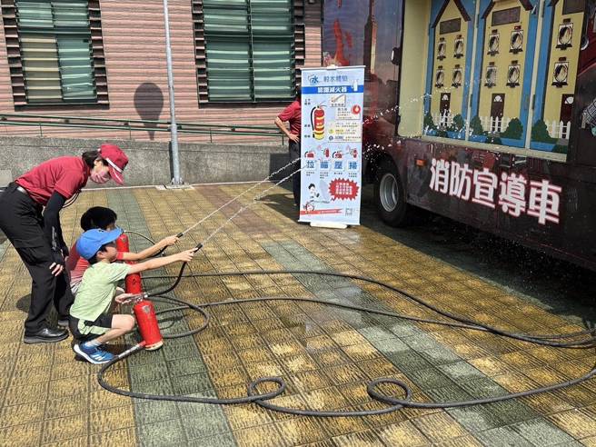 母亲节感恩活动，消防局教导正确防灾知识及技能。（图／消防局提供）