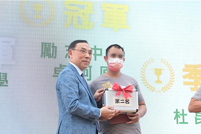 励志杯烘豆武林全国争霸赛在日前举办，今天得奖名单揭挠，励志中学学生囊括前2名，法务部长蔡清祥今日特别南下颁发奖状给获奖选手。（励志中学提供／叶静美彰化传真）