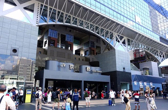 JR京都车站传出写着「四盐化一黄酸」的背包，被误以为是爆裂物。(图/达志影像)