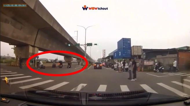 民眾早上5点多出门，遇到猴群封街飙车，民眾将行车纪录器画面PO网，直呼太夸张。（翻摄Wowtchout - 地图型行车纪录器分享平台）