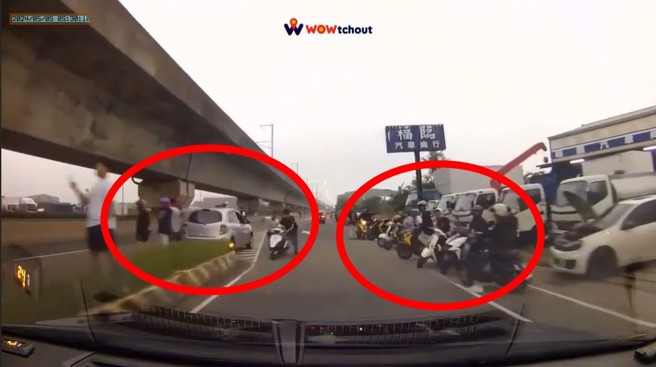 民眾早上5点多出门，遇到猴群封街飙车，民眾将行车纪录器画面PO网，直呼太夸张。（翻摄Wowtchout - 地图型行车纪录器分享平台）