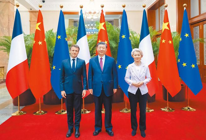 习近平5日启程，赴法国、塞尔维亚和匈牙利进行国是访问，6日在巴黎与马克宏、冯德莱恩三边会谈。图为2023年4月中法欧三方会谈。（资料照片/新华社）