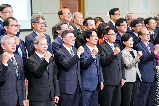 「行動創新AI內閣」策勵營大合影。圖／民進黨提供