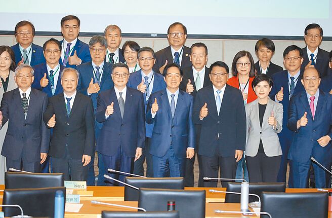 民进党4日在交通部集思会议中心举行新内阁策励营活动，准总统赖清德（前排中）、准行政院长卓荣泰（前排左三）、立法院党团总召柯建铭（前排右）与阁员合影留念。（姚志平摄）