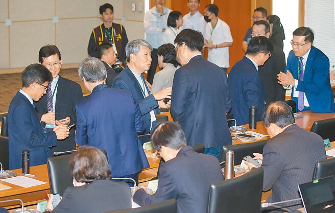 民进党新内阁策励营活动，准金管会主委彭金隆、准数位部长黄彦男、准经济部长郭智辉、准陆委会主委邱垂正、准环境部长彭启明、准国防部长顾立雄、准外交部长林佳龙等人出席并互相寒暄。（姚志平摄）