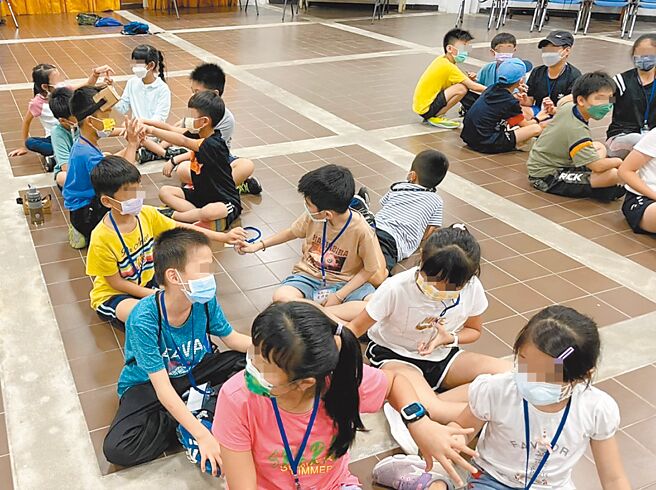 澎湖海基金会今年承办卫福部社家署「澎湖医疗岛计画」，设立「早期疗育中心」，协助当地发展迟缓儿童早疗训练。（澎湖海基金会提供／郑郁蓁传真）