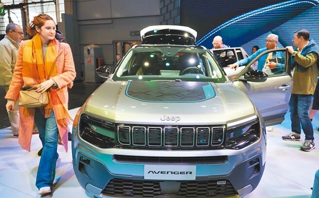 法國政府取消中國製造電動汽車現金激勵措施，導致銷量下滑。圖為2022年10月的巴黎國際車展活動現場。（新華社）