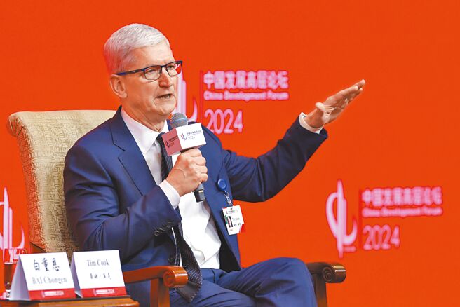 美國蘋果手機iPhone在中國的銷量同比下降，蘋果執行長庫克對中國市場依舊樂觀。（中新社）