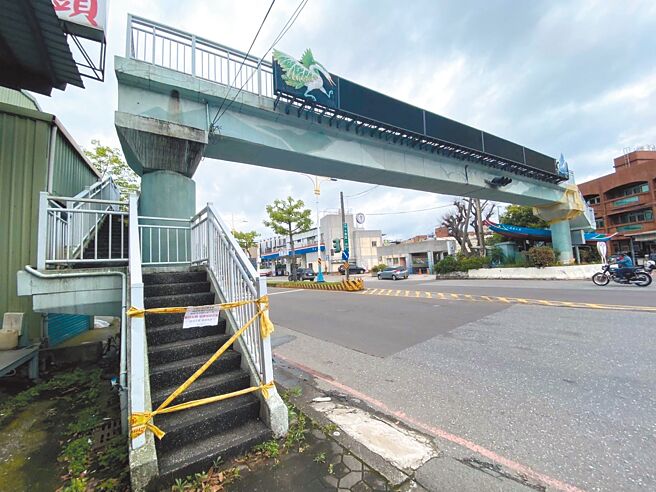 新北市八里區大崁陸橋原已評估試封閉，但受花蓮地震影響，橋體出現裂縫，因此養工局將緊急在本月執行陸橋拆除工程。（新北市工務局提供／呂健豪新北傳真）