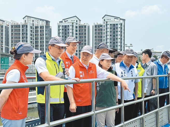 行政院长陈建仁（前排左三）4日率经济部长王美花（左）等行政团队到南投草屯镇，视察鸟嘴潭人工湖下游草屯净水场新建工程。（冯惠宜摄）