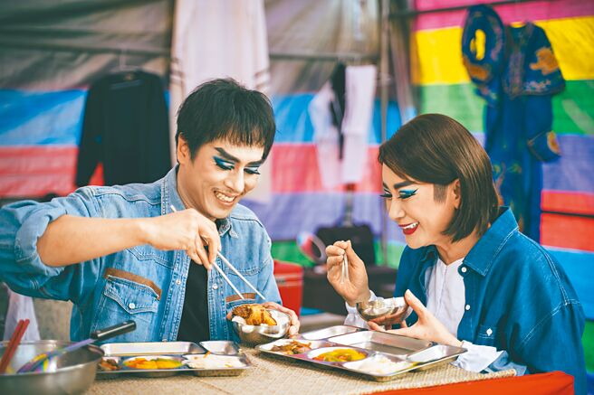 庄凯勛（左）和陈亚兰在戏里演夫妻。（公视台语台、华视提供）