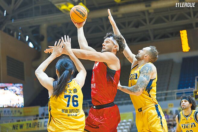 科倫紐克（中）4日貢獻20分、10籃板，且祭出再見火鍋。（T1聯盟提供）