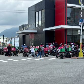 花蓮這家麥當勞遭外送員包圍 員工現身曝原因：累翻